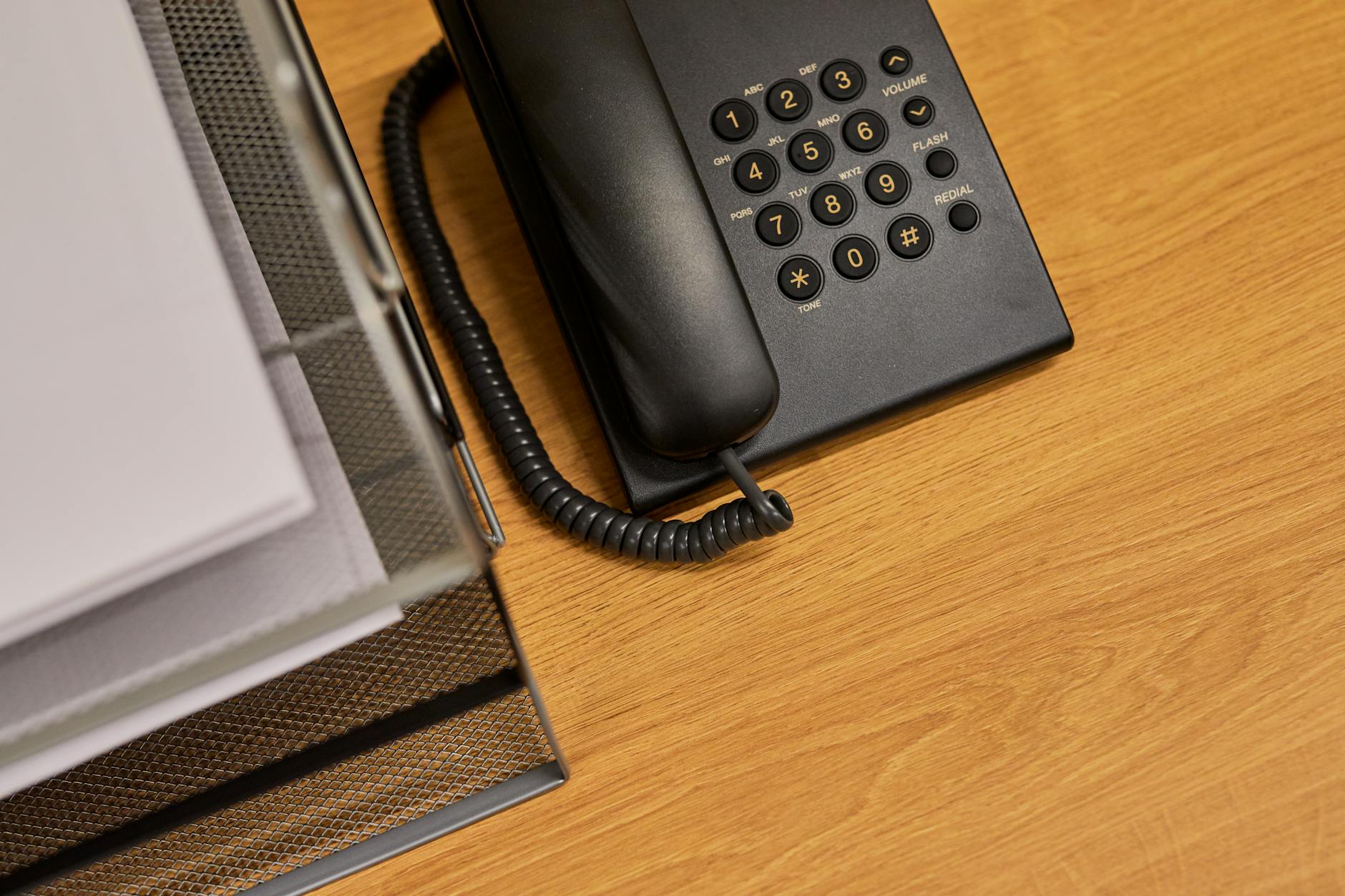 Guide pratique du standard téléphonique externalisé : 5 avantages concrets pour votre accueil 2 Équipe de télésecrétaires assurant la permanence téléphonique externalisée d'entreprises