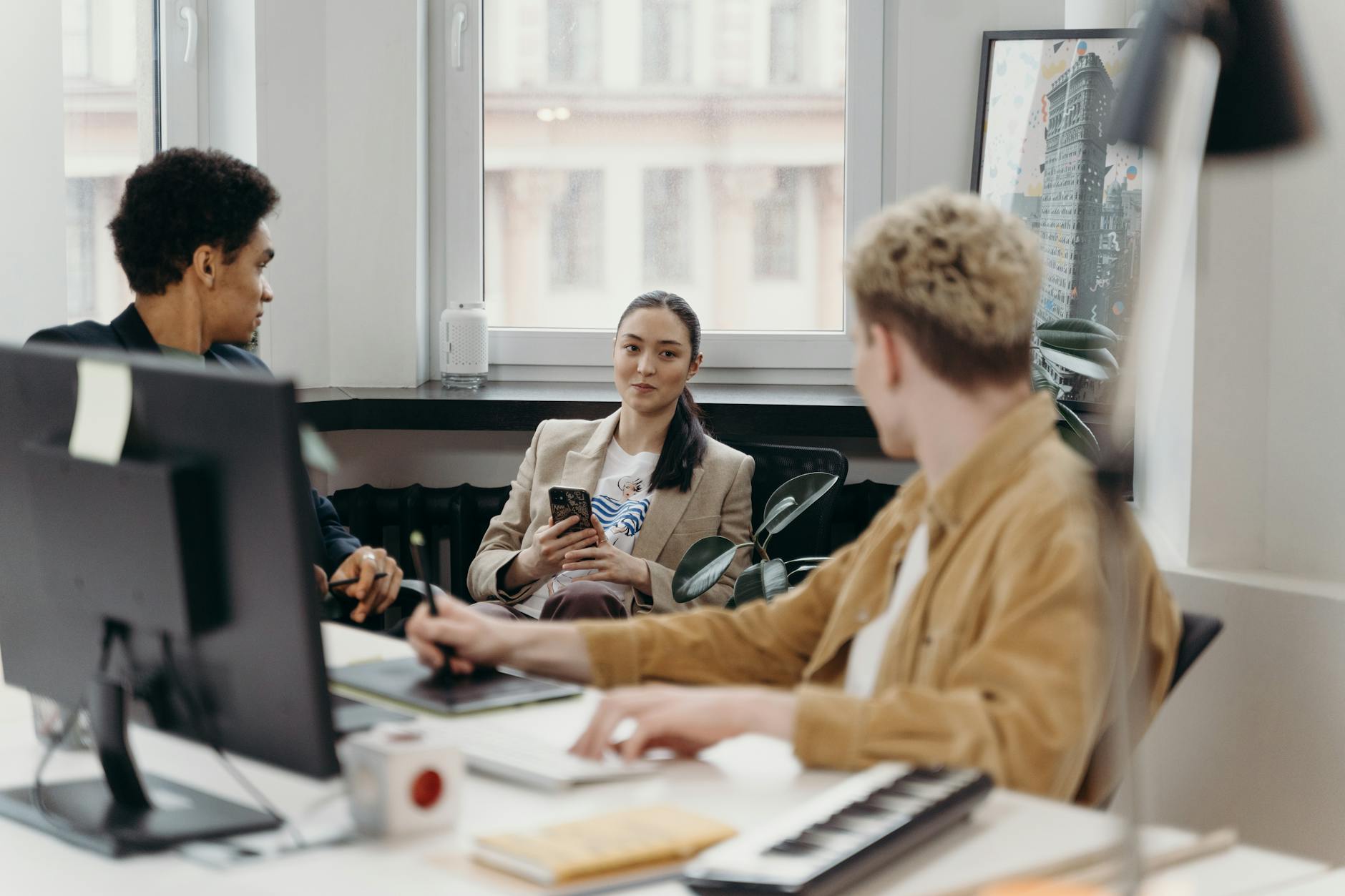 Guide complet 2026 : 5 avantages concrets du standard téléphonique externalisé pour votre entreprise 2 Équipe de télésecrétariat assurant la permanence téléphonique pour des entreprises clientes