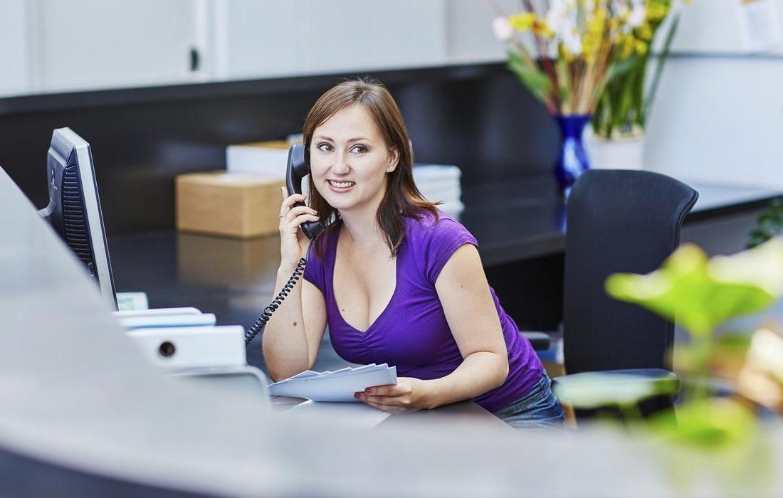 Guide complet 2026 : 5 avantages concrets du standard téléphonique externalisé pour votre entreprise 1 Hôtesse d'accueil téléphonique professionnelle gérant les appels entrants d'une entreprise