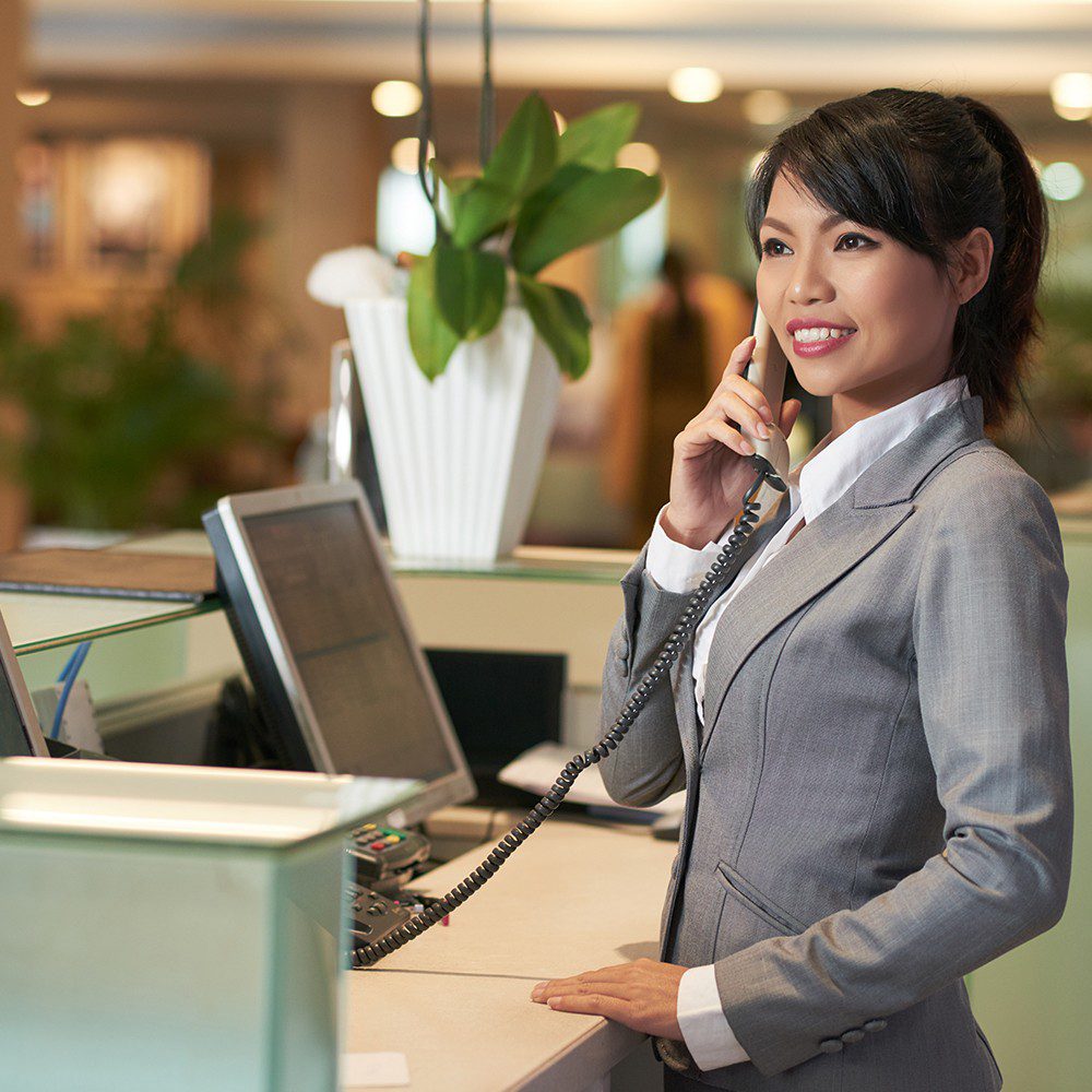 Guide pratique du standard téléphonique externalisé : 5 avantages concrets pour votre accueil 1 Hôtesse d'accueil téléphonique professionnelle répondant aux appels pour un standard externalisé