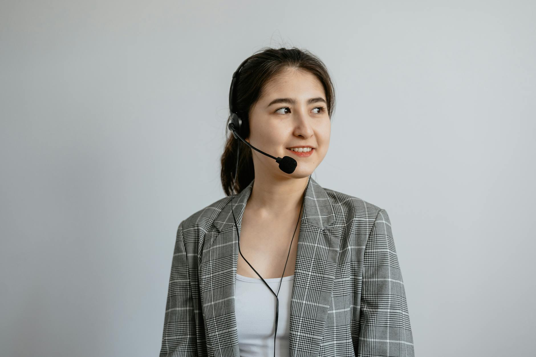 Guide complet 2026 : 5 avantages concrets du standard téléphonique externalisé pour votre entreprise 3 Professionnelle souriante portant un casque téléphonique, assurant un accueil hôtesse de qualité