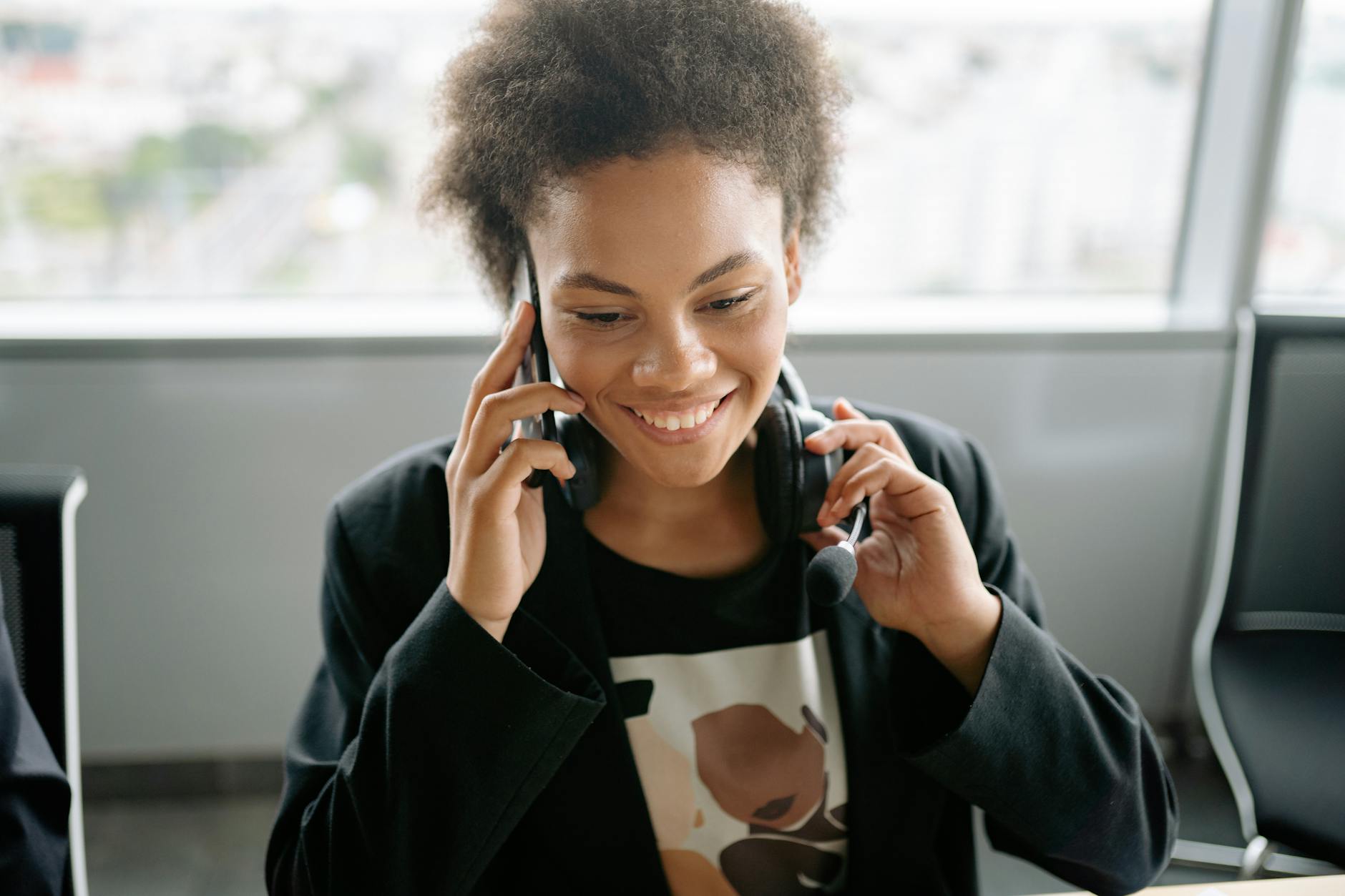 Guide pratique 2026 : 7 leviers concrets pour booster la productivité des TPE PME 2 Hôtesse d'accueil téléphonique professionnelle assurant la permanence pour une TPE PME