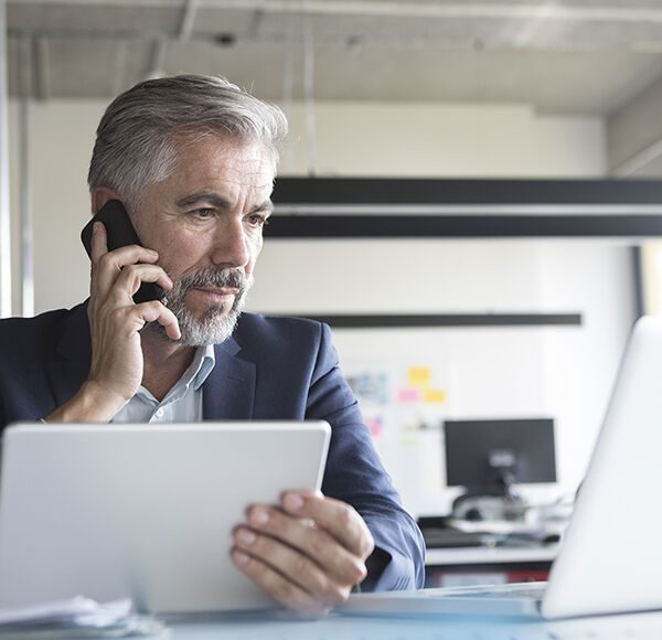 Guide pratique 2026 : 7 leviers concrets pour booster la productivité des TPE PME 1 Dirigeant de TPE débordé par les appels téléphoniques dans son bureau