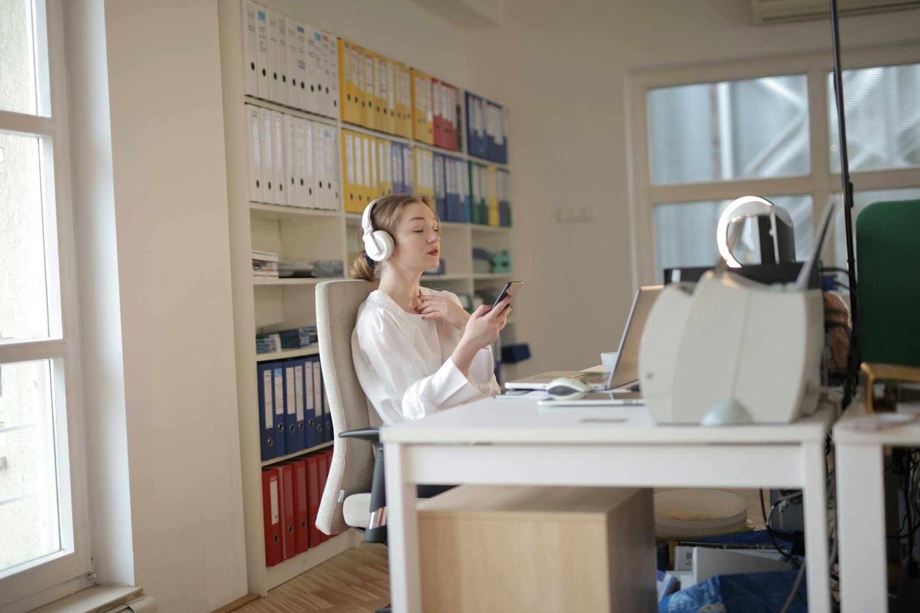 Standard téléphonique externalisé : guide pratique 2026 pour les TPE et PME 2 Professionnelle assurant la permanence téléphonique d'un cabinet médical avec un accueil chaleureux