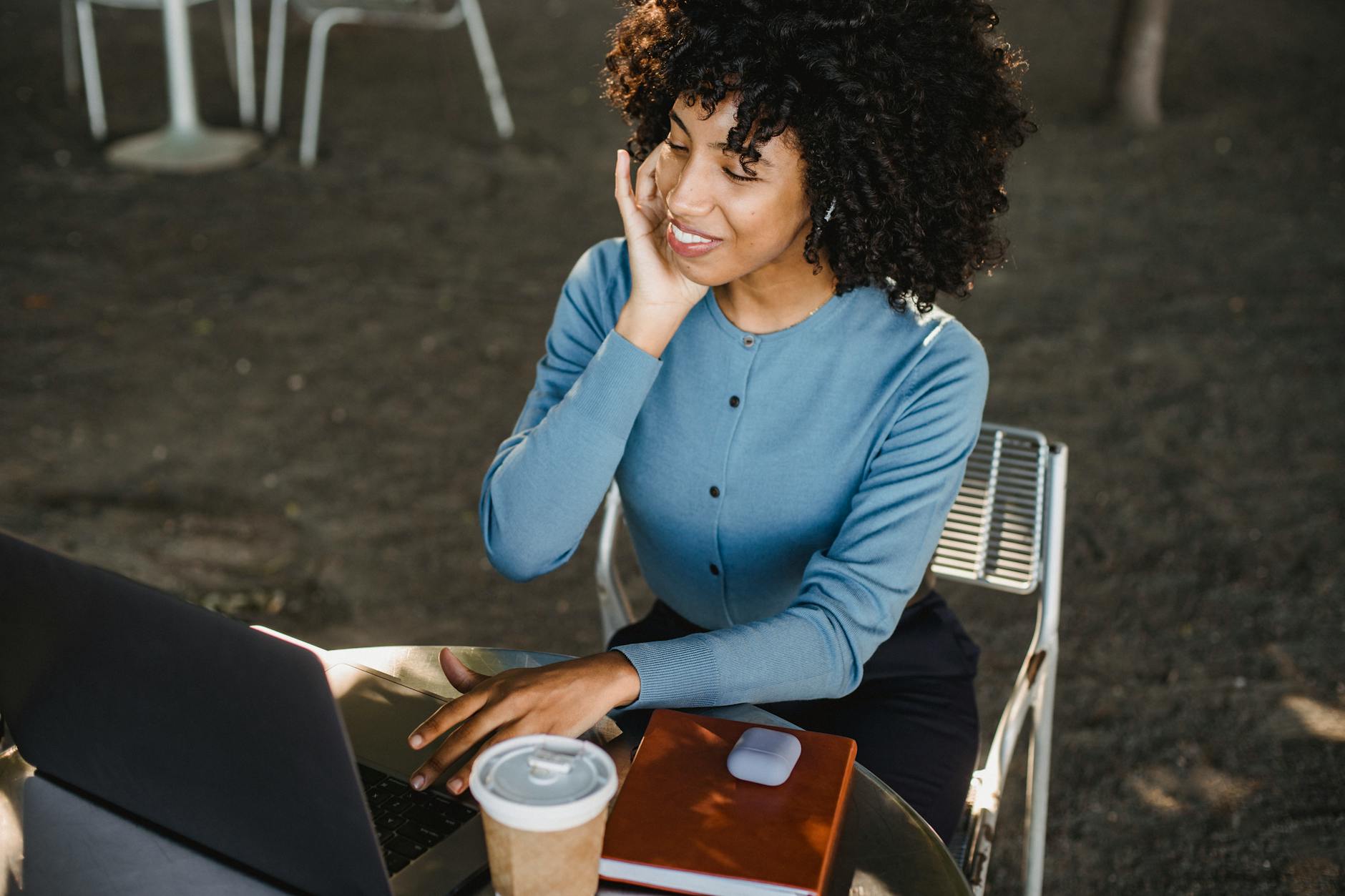 18 phrases types pour un accueil téléphonique efficace et professionnel 2 Hôtesse d'accueil téléphonique souriante avec un casque professionnel