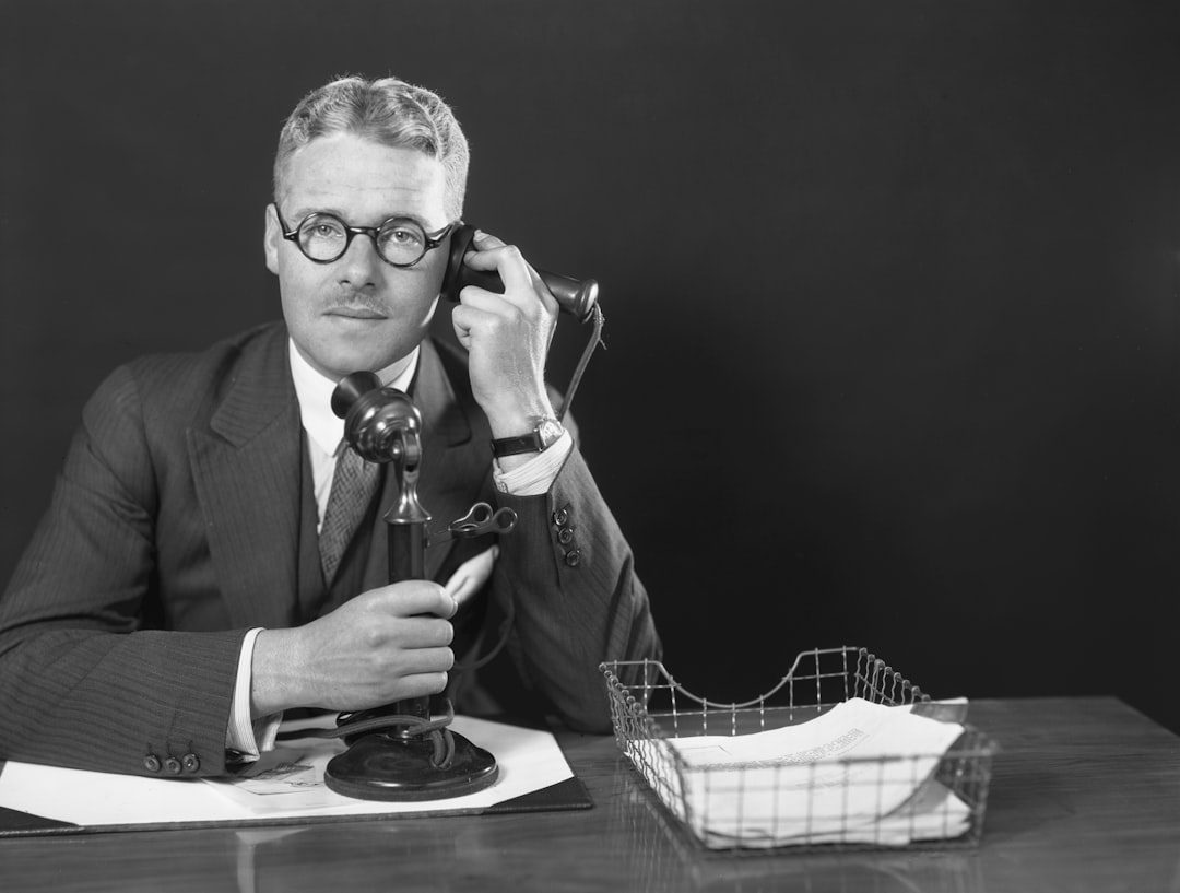 18 phrases types pour un accueil téléphonique efficace et professionnel 1 Standardiste professionnelle assurant un accueil téléphonique de qualité